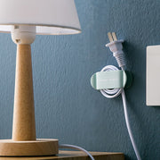 ケーブルホルダー コードホルダー 単品 収納 巻き取り ケーブルクリップ 配線 USB 整理整頓 粘着テープ 防水 PCアクセサリー 文字入り ロゴ入り イヤホン 充電ケーブル まとめる 絡みにくい 落下防止 壁用 壁付け シンプル おしゃれ キッチン テレビ台 インテリア雑貨 カジュアル ツートンカラー 青 ピンク 灰