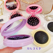 ヘアブラシ 折りたたみ ミラー付き 鏡付き くし 櫛 コンパクト 折り畳み ヘアコーム 持ち運び 持ち歩き ヘアケア用品 円形 丸型 サークル 便利