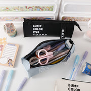 ペンケース ペンポーチ 筆箱 大きく開く 文房具 コンパクト 軽量 三角形 ファスナー 英字ロゴ シンプル カジュアル 文具 ペン入れ 文房具入れ 女性 男性 学生 中学生 高校生 大学生 学校 持ち運び お洒落
