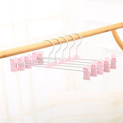 ハンガー 同色10本セット クリップハンガー 衣類収納 洗濯ばさみ付き ズボンハンガー パンツ スカート タオル クローゼット 室内 室外 物干し しわ防止 滑らない 洗濯グッズ 洗濯物干し 収納 衣類整理 便利グッズ 収納ハンガー 多機能 おしゃれ かわいい シンプル ピンク 緑 青 カーキ