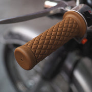 ハンドルグリップ 1ペア バイク オートバイ モーターサイクル スクーター ハンドルカバー カスタマイズ 交換用 滑り止め 左右セット シンプル 無地 型押し ブラック ブラウン グレー ワイン