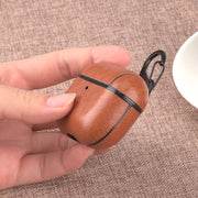 イヤホンケースカバー AirPods Pro 保護ケース レザー調 ハードケース カラビナ付き エアーポッズ イヤフォン 入れたまま充電可 ストラップホール付き 単色 無地 おしゃれ かっこいい シンプル イヤホン用アクセサリー ワイヤレスイヤホンケース ユニセックス レディース メンズ お出かけ ウォーキング 通勤 通学 黒 茶 赤