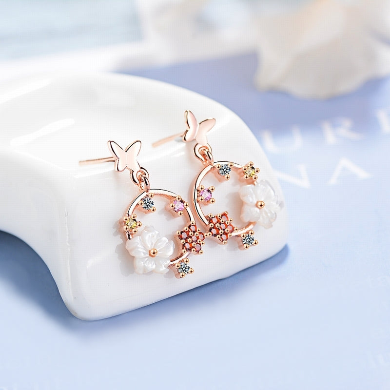 スタッドピアス レディース 女性 アクセサリー ラインストーン シェル風 キラキラ 揺れる 花 フラワー 蝶 バタフライ 華奢 カジュアル プレゼント ギフト かわいい おしゃれ 贈り物 誕生日 記念日 デート 女子会 パーティ お呼ばれ お出かけ 雑貨 ファッション小物 婦人 ガーリー