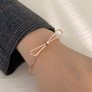 ブレスレット バングル アクセサリー レディース 女性用 ファッション小物 オープンタイプ C型 リボン 蝶々結び 上品 清楚 おしゃれ プレゼント ギフト 誕生日 記念日