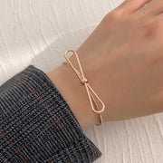 ブレスレット バングル アクセサリー レディース 女性用 ファッション小物 オープンタイプ C型 リボン 蝶々結び 上品 清楚 おしゃれ プレゼント ギフト 誕生日 記念日