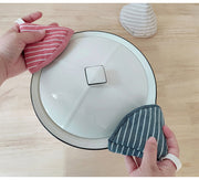 鍋つかみ 単品 1個 キッチンミトン 三角 吊り下げ 吊り紐 ループ付き 斜線 斜め ストライプ柄 とんがり帽子型 左右兼用 おしゃれ かわいい コンパクト 便利 キッチン用品 台所用品 日用品雑貨