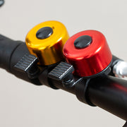 自転車用ベル サイクルベル 自転車用アクセサリー 呼び鈴 ママチャリ マウンテンバイク ロードバイク 子供用自転車 鈴 ハンドルバー取り付け 後付け 取り付け簡単 メタリックカラー シンプル かわいい コンパクト おしゃれ かっこいい 黄 赤 紫 緑 青 黒 銀色