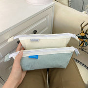 ペンケース 筆箱 文房具 筆記用具 ペンポーチ ペン入れ ペンホルダー スリム コンパクト ファスナー ジッパー シンプル かわいい お洒落 ふんわり