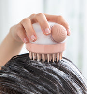 シャンプーブラシ ボディブラシ くし 洗髪 ヘアケア バス用品 バスグッズ ワンプッシュ ディスペンサー付き 頭皮 皮脂 ペット 犬 猫 やわらかい ソフト シャンプーを入れられる ボディソープを入れられる レディース メンズ スカルプ ケア お風呂 便利グッズ 持ちやすい 灰 カーキ 緑