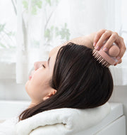シャンプーブラシ ボディブラシ くし 洗髪 ヘアケア バス用品 バスグッズ ワンプッシュ ディスペンサー付き 頭皮 皮脂 ペット 犬 猫 やわらかい ソフト シャンプーを入れられる ボディソープを入れられる レディース メンズ スカルプ ケア お風呂 便利グッズ 持ちやすい 灰 カーキ 緑