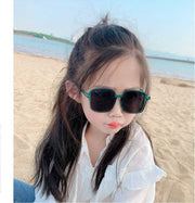 サングラス 子供用 キッズ 女の子 男の子 スクエア 四角 プラスチック セルフレーム 紫外線対策 おしゃれ 可愛い かっこいい クール お出かけ スタイリッシュ カジュアル フルリム 色付き 男児 女児 子ども こども ファッション小物