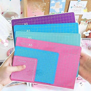 ミニカッティングマット カッター板 小さめ ミニ 単品 1枚 日用品 文房具 ハンドメイド 四角 正方形 長方形 目盛り付き 方眼 カッター 裁断 シンプル コンパクト かわいい