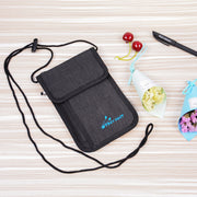 パスポートケース スキミング防止 旅行用品 トラベルグッズ 首下げ 首掛け ネックポーチ スマホポーチ カードポケット 無地 スリム 軽量 便利 海外旅行 国内旅行 カード収納 セキュリティポーチ ストラップ付き ブラック ブルー ピンク 黒 青