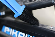 チェーンブラシ チェーンクリーナー バイク 自転車 クリーニングブラシ メンテナンス用品 自転車用品 三面ブラシ コの字型 工具 ギア お手入れ用品 汚れ落とし ロードバイク マウンテンバイク ハンドブラシ 便利グッズ シンプル 赤 青 黒