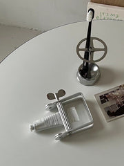 歯ブラシスタンド 歯ブラシホルダー 歯ブラシ立て 4本 チューブ絞り器 押出器チューブ チューブリンガー スクイーザー 単品 1個 チューブ 金属製 歯磨き粉 洗面所 洗面用具 自立型 収納 多機能 ミニマリスト シンプル クール お洒落 メタルカラー シルバーカラー