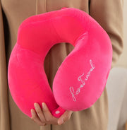 ネックピロー 首枕 クッション U字型 首サポート スナップボタン 英字ロゴ ループ付き トラベルグッズ 安眠グッズ 仮眠 昼寝 旅行 車内 長距離移動 機内 オフィス