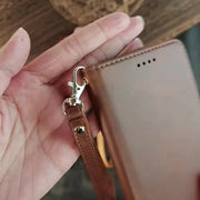 スマホストラップ ストラップ ハンドストラップ リストストラップ 手首掛け 携帯ストラップ 落下防止 ストラップホルダー スマホアクセサリー USBストラップ 紛失防止 ナスカン フェイクレザー レザー調 シンプル ベーシック 定番 カジュアル おしゃれ かっこいい 黒 茶 黄 赤 ローズ 青 紫 緑 灰