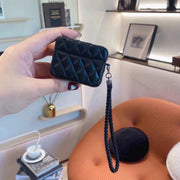 AirPods用ケースカバー エアーポッズ用 イヤホンケースカバーAirPods pro用 AirPods Pro2用 第3世代用 第4世代用 フェイクレザー キルティング ストラップ付き かわいい おしゃれ 大人 落下防止 保護 耐衝撃 イヤホン収納 ブラック 黒 ホワイト 白 ピンク 第1世代用 第2世代用