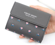 財布 レディース 三つ折り 3つ折り カード収納 スナップボタン コンパクト ウォレット カードホルダー 女性 シンプル 無地 花柄 かわいい 大人可愛い おしゃれ 高校生 大学生 プレゼント ギフト 母の日 カードケース カード入れ ブラック 黒 グレー グリーン ピンク ブルー 入学祝 お祝い 贈り物