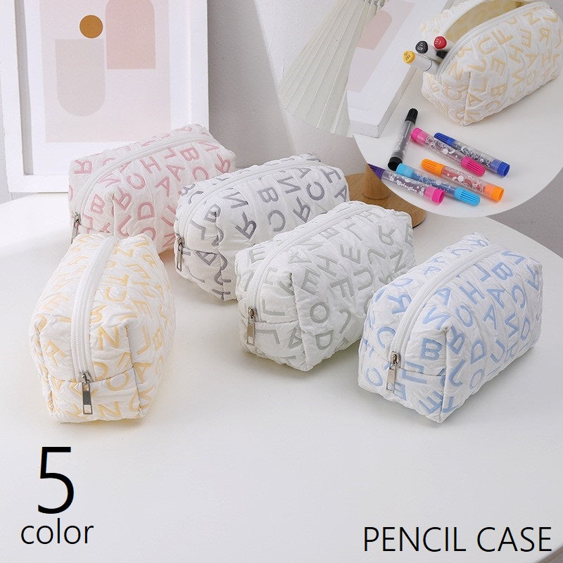 ペンケース 筆箱 筆入れ 小物入れ BOXポーチ メイクポーチ コスメポーチ 文房具 筆記用具入れ 文具 英字入り ロゴ入り ファスナー チャック 大容量 スクエア かわいい ふんわり おしゃれ ガーリー シンプル 通学 小学生 中学生 高校生 大学生 男女兼用 メンズ レディース ピンク 青 黄 紫 緑