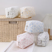 ペンケース 筆箱 筆入れ 小物入れ BOXポーチ メイクポーチ コスメポーチ 文房具 筆記用具入れ 文具 英字入り ロゴ入り ファスナー チャック 大容量 スクエア かわいい ふんわり おしゃれ ガーリー シンプル 通学 小学生 中学生 高校生 大学生 男女兼用 メンズ レディース ピンク 青 黄 紫 緑