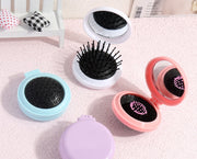 ヘアブラシ 折りたたみ ミラー付き 鏡 くし クシ 櫛 折り畳み コンパクト 円形 便利 携帯 外出 旅行 通勤 通学 デイリー 普段使い ヘアケア 頭皮ケア