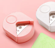 コーナーパンチ クラフトパンチ 四隅 角 文房具 文具 コーナーカッター パンチ 丸み DIY ペーパークラフト道具 スクラップブッキング カード作成 角を丸くする ハンドメイド用品 名刺 手紙 ポップアップ シンプル コンパクト 単色 黒 青 ピンク 白