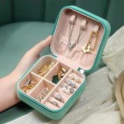 アクセサリーケース アクセサリー収納 収納 ジュエリーボックス ジュエリーラック ネックレス ピアス イヤリング インテリア雑貨 整理用品 コンパクト 小物入れ スクエア ファスナー 単色 便利 おしゃれ かわいい 持ち運び お出かけ 防水