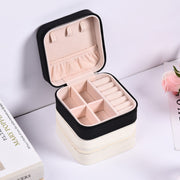 アクセサリーケース アクセサリー収納 収納 ジュエリーボックス ジュエリーラック ネックレス ピアス イヤリング インテリア雑貨 整理用品 コンパクト 小物入れ スクエア ファスナー 単色 便利 おしゃれ かわいい 持ち運び お出かけ 防水
