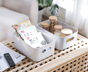 収納バスケット 単品 1個 プラスチック製 蓋なし 収納ケース 収納ボックス 持ち手付き 取っ手付き 小物入れ 整理 卓上 シンプル 無地 単色 白 ホワイト おしゃれ かわいい ベーシック 日用品雑貨