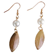 ピアス イヤリング レディース アクセサリー フックピアス フェイクパール リーフ 葉っぱ ゴールドカラー おしゃれ きれいめ 上品 可愛い かわいい 女性用 婦人用 ジュエリー ファッション 雑貨 小物 記念日 誕生日 プレゼント 贈り物 ギフト