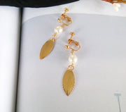 ピアス イヤリング レディース アクセサリー フックピアス フェイクパール リーフ 葉っぱ ゴールドカラー おしゃれ きれいめ 上品 可愛い かわいい 女性用 婦人用 ジュエリー ファッション 雑貨 小物 記念日 誕生日 プレゼント 贈り物 ギフト