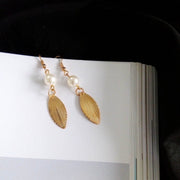 ピアス イヤリング レディース アクセサリー フックピアス フェイクパール リーフ 葉っぱ ゴールドカラー おしゃれ きれいめ 上品 可愛い かわいい 女性用 婦人用 ジュエリー ファッション 雑貨 小物 記念日 誕生日 プレゼント 贈り物 ギフト