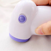 電動毛玉取り レディース 女性 メンズ 男性 生活雑貨 コンパクト 手のひらサイズ 小さめ 電動式 電動タイプ 単三電池使用 電池式 ロゴ 英字 ピンク パープル シンプル カジュアル