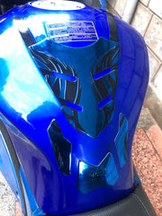 バイクステッカー バイク用品 車 防水 耐水 シール 外装パーツ タンクパッド メタリックカラー タンクガード 汎用 傷予防 傷隠し 汚れ防止 装飾 ドレスアップ 外装 3D かっこいい おしゃれ ロゴ入り 炎 オートバイ 黒 銀 黄 青 赤