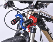 ライトホルダー 自転車用アクセサリー 懐中電灯ホルダー 固定用 ブラケット ロードバイク マウンテンバイク 自転車用品 サイズ調節可 ライトクリップ 360度回転 空気入れ 折り畳み傘 工具不要 取り付け簡単 便利グッズ シンプル サイクリング 黒 青 赤 橙 白