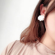 ピアス イヤリング クリップタイプ アクセサリー 耳飾り 花びら 花 フラワー 白 レディース お出掛け デート 記念日 誕生日 プレゼント ギフト 可愛い