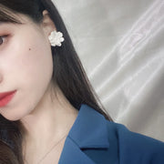 ピアス イヤリング クリップタイプ アクセサリー 耳飾り 花びら 花 フラワー 白 レディース お出掛け デート 記念日 誕生日 プレゼント ギフト 可愛い
