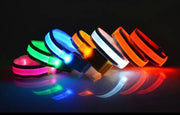 アームバンド 光る LEDライト ボタン電池式 腕輪 発光 反射 ランニング ジョギング ウォーキング 散歩 夜間 早朝 暗闇 安全対策 リチウム