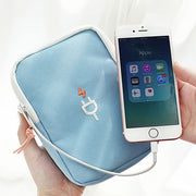 ガジェットポーチ モバイルアクセサリー収納 ケース トラベルポーチ イヤホンケース 充電器 バッテリー スマホ ケーブル コード収納 小物入れ 刺繍入り 持ち運び 出張 旅行 通勤 ファスナー メッシュポケット 雑貨 シンプル 便利グッズ かわいい コンパクト カジュアル 青 灰 ワイン