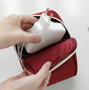 ガジェットポーチ モバイルアクセサリー収納 ケース トラベルポーチ イヤホンケース 充電器 バッテリー スマホ ケーブル コード収納 小物入れ 刺繍入り 持ち運び 出張 旅行 通勤 ファスナー メッシュポケット 雑貨 シンプル 便利グッズ かわいい コンパクト カジュアル 青 灰 ワイン