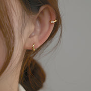 ピアス 片耳用 レディース 女性用 アクセサリー V字 ラインストーン フラワー 花 小ぶり ゴールドカラー おしゃれ プレゼント ギフト 大人かわいい 小さめ 重ね付け
