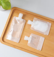 詰め替え容器 5枚セット 小分け 詰め替えパウチ 袋タイプ ディスペンサー 30ml 50ml 100ml トラベルボトル 旅行用品 出張 お出かけ ジム 化粧水 乳液 日焼け止め ボディソープ シャンプー リンス 絞れる 詰め替えやすい 中が見える 半透明 持ち運び 省スペース 日用品雑貨 白