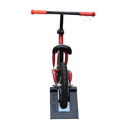 子供用バイクスタンド キックバイクスタンド 子供用自転車スタンド 収納 ディスプレイ 片輪 キッズバイク ペダルなし二輪遊具用 ストライダー用 バランスバイク用 トレーニングバイク用 ランニングバイク用 整理整頓 片付け