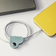 ケーブルホルダー イヤホンホルダー レディース スマホ周辺雑貨 収納雑貨 ハート型 フェイクレザー スナップボタン 無地 ブラウン ホワイト ベージュ シンプル かわいい キュート おしゃれ ガーリー
