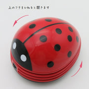 卓上クリーナー 卓上掃除機 電池式 コードレス デスククリーナー ハンディ てんとう虫 テントウムシ ミニ 小型 コンパクト 吸引力 ブラシ付き リビング キーボード パソコン デスク 消しゴム ほこり ホコリ 消しかす 卓上そうじ機 電動 グリーン 緑 レッド 赤 イエロー 黄
