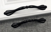 ハンドル 取っ手 2個セット つまみ 持ち手 コの字型 バー型 戸棚 引き出し キャビネット 付け替え 交換 キッチン 台所 食器棚 家具 ブラック 黒 金属製 メタル製 おしゃれ シック レトロ シンプル 金物 DIY