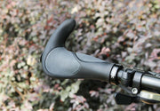 ハンドルグリップ エルゴグリップ 内径22.2mm 1ペア 自転車パーツ マウンテンバイク ゴム 滑り止め バーエンドバー 牛角 取り付け簡単 交換 握りやすい フラットバー用 2本セット ブラック 黒 サイクリング クロスバイク 通勤 通学