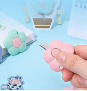 ミニカッター 小型ナイフ 格納式 段ボールカッター カッターナイフ ミニサイズ コンパクト フラワー 花型 スライド式 文房具 文具 持ちやすい 持ち運び 持ち歩き 携帯 可愛い キュート 通勤 通学 自宅 学校 事務用品 コンパクト シンプル 便利グッズ 白 青 ピンク