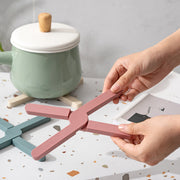 鍋敷き 折りたたみ 単品 鍋置き 洗える コースター キッチン用品 キッチン雑貨 コンパクト X型 耐熱 鍋しき 折り畳み 省スペース スタイリッシュ キッチンマット 水洗い可 シンプル おしゃれ スマート かわいい 便利グッズ 赤 黄 緑 灰